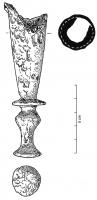 COB-3001 - Corne à boirebronzeCorne à boire dont la monture, à extrémité vasiforme, se prolonge par trois languettes, dont l'une porte un œillet pour la suspension.