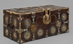 COF-6002 - Coffretbois, bronzeCoffret en bois, orné de médaillons et appliques en bronze émaillé, cloués.