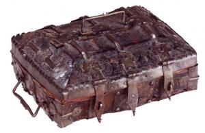 COF-7005 - Coffret à livre d'Heuresbois, cuir, bronzeCoffret en bois recouverte de cuir gravé et teinté, au format d'un livre de prières, avec un couvercle pyramidal, une anse de suspension au sommet et une autre sur le côté; ferrures aux emplacement des fermoirs du livre; renforts métalliques équipées de fleurons.