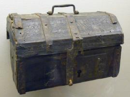 COF-8002 - Coffretbois, cuir, ferCoffret parallélépipédique à couvercle à trois pans, formant bâtière, en bois recouvert de cuir estampé, anse, serrure et moraillon en fer forgé.