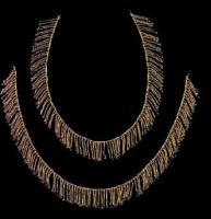 COL-2001 - Collier à pendantsorCollier constitué d'une série de pendants cylindriques juxtaposés ; de chacun d'eux pend une chaînette tressée, terminée par une perle.