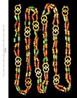 COL-4013 - Collieror, pierreCollier composé d'élements montés sur une chaînette filiforme : successions de perles en pierre dure et d'éléments en or en forme de bobine, interrompus par des séparateurs en forme de 8, ajoutés.
