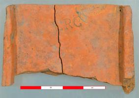 COV-4011 - Tuile estampillée LRGterre cuiteTPQ : -30 - TAQ : 500Tegula, estampille en creux LRG.