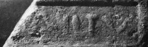 COV-4035 - Tuile estampillée TLALITVterre cuiteTuile estampilée TLALITVI (parfois lu FALITV), dans un cartouche rectangulaire.