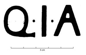 COV-4109 - Tuile estampillée Q.I.Aterre cuiteTPQ : 75 - TAQ : 125Tuile estampillée Q.I.A, en creux.