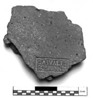 COV-4111 - Tuile estampillée CAI VALLI SCIPIONISterre cuiteTuile ou brique estampillée à l'aide d'un signaculum métallique : dans un cadre, CAI VALLI / SCIPIONIS.
