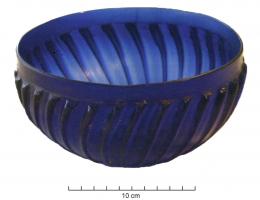 CPE-4006 - Coupe côtelée Isings 3a/bverreEmbouchure large à bord droit légèrement évasé adouci au feu ; panse hémisphérique haute (Is. 3b) ou basse (Is. 3a) à décor de côtes longues, convergeant vers le fond, convexe ; parois épaisses. Verre moulé.