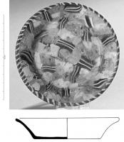 CPE-4067 - Coupe en verre mosaïquéverreTPQ : 1 - TAQ : 100Coupe ou assiette à fond plat, sans anneau support, bord oblique légèrement évasé ; verre mosaïqué, pressé à chaud.