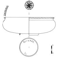 CPE-4091 - Coupe basse à bord perléargentGrande coupe basse, sur pied annulaire soudé, à profil renflé, bord avec un cordon externe orné de perles et pirouettes ; emblema de type géométrique, niellé, au centre.