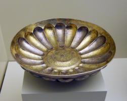 CPE-8002 - Coupe godronnéeargentCoupe ou bassin sans anses, à ombilic plat, panse godronnée au repoussé avec un travail de dorure en alternance sur l'intérieur des godrons.