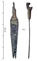 CPO-4013 - Coupe-ongle : type Baldock variante 2bronzeTPQ : 1 - TAQ : 300Coupe-ongles (anc. scalptorium) dont la bélière est placée sur un plan perpendiculaire au corps, de section plane ou rubanée avec élargissement en épaules douces. Le corps peut présenter une incision sur son pourtour, mais la caractéristique principale de la variante 2 consiste en une attache décorée par des incisions.