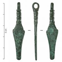 CPO-4015 - Coupe-ongle : type Baldock variante 4bronzeTPQ : 1 - TAQ : 400Coupe-ongles (anc. scalptorium) dont la bélière est placée sur un plan perpendiculaire au corps, de section plane ou rubanée avec élargissement en épaules douces. La caractéristique principale de la variante 3 consiste en des décors géométriques simples sur le corps.