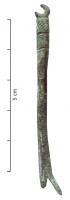 CPO-4018 - Coupe-ongle : Grooved Collar typebronzeTPQ : 1 - TAQ : 400Coupe-ongles (anc. scalptorium) dont le corps, de section circulaire, est décoré à son sommet d'un ou plusieurs registres de lignes diagonales incisées, ce qui constitue la caractéristique principale du type.