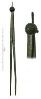 CPS-4002 - CompasbronzeCompas à deux branches égales, de longueur variable, pointues; l'axe d'articulation, généralement bien développé et mouluré, est équipé d'une clé permettant de bloquer un écartement pour le reporter.