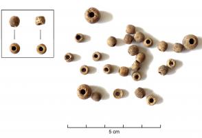 CPT-8004 - Chapelets à grains en os sphériquesosGrains plus ou moins sphériques simples en os, les plus gros faisant office de Pater Noster et les plus petits, des Ave Maria. Le départ du Credo peut être accompagné de grains en forme de balustre moulurée.