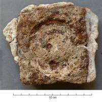 CRA-4002 - CrapaudineferCrapaudine de porte, destinée à être scellée dans un seuil en pierre : robuste plaque épaisse, de forme carrée avec une dépression cyclindrique au centre.