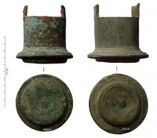CRA-4008 - Crapaudine à douillebronzeCrapaudine coulée, forme cylindrique fermée avec près du fond un ressaut externe permettant de faire pivoter l'objet l'objet dans la cavité d'attente d'un seuil, équipée d'un sabot scellé (crapaudine proprement dire); au sommet, une à trois languettes rectangulaires, selon la taille du montant à soutenir.