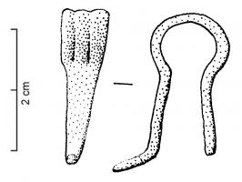 CRP-4014 - Crampon de meublebronzeCrampon pouvant servir de gond de meuble (porte ou couvercle), ou simplement de fixation pour un anneau : partie fixée dans le battant, sous la forme d'une barrette élargie et cannelée au niveau de l'anneau, formant une boucle adaptée au diamètre de la partie mâle ; elle se prolonge par des extrémités effilées qui peuvent être recourbées après être passées à travers le bois.