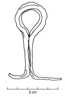 CRP-4015 - CramponferCrampon pouvant servir de gond de porte : partie fixée dans le battant, sous la forme d'une tige formant une boucle adaptée au diamètre de la partie mâle; elle se prolonge par des extrémités recourbées après être passées à travers les planches de la porte.