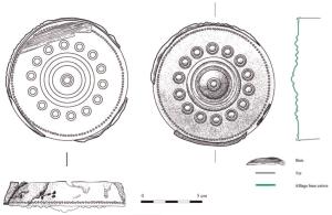 CRQ-3001 - CarquoisbronzeArmature en bronze d'un carquois en matériau organique, avec notamment un fond cylindrique, souvent orné de cannelures ou d'ocelles, et des bandages pour la bordure supérieure.