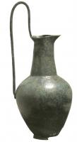 CRU-2012 - CruchebronzeCruche en tôle martelée, col tronconique et lèvre déversée, légèrement oblique; panse ovoïde; anse surélevée et étroite.
