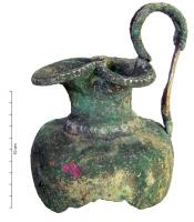 CRU-3011 - Cruche à bec tréflébronzeCruche à panse ovoïde, épaule marquée, col étroit terminé par un bec tréflé largement ouvert ; anse surélevée avec des placages d'argent, également sur le col, orné de palmettes ciselées en relief plat.
