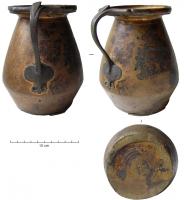 CRU-3013 - Cruche de type GallaratebronzeCruche en tôle martelée à partir d'une ébauche coulée, profil bitronconique, fond plat avec cercles concentriques et cupule de tournage. Col brusquement évasé et lèvre redressée, avec un bandeau mouluré à l'extérieur. Anse rapportée et assez gracile, avec deux branches épousant le bord du vase, et une attache inférieure en forme de feuille cordiforme, prolongée par deux crosses à la base.