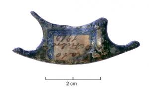 CRU-3026 - Support de cruche (type Piatra Neamt ou Gallarate)bronzeSupport plat et arqué, à bords parallèles et large échancrure circualire de chaque côté, dégageant des branches qui peuvent s'affiner à leurs extrémités.