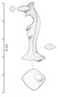 CRU-4002 - Cruche de type Tassinari C.1210bronzeCruche de forme basse, à épaule marquée et large embouchure, lèvre à débord ascendant, équipée d'une anse coulée à poucier et charnière foliacée pour l'articulation d'un couvercle circulaire en tôle, équipé au centre d'un poucier riveté en forme de fleuron. Trois supports en plomb soudés sous le fond.