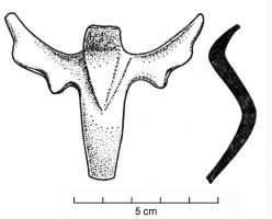 CRU-4037 - CruchebronzeCruche à profil sinusoïdal, fond annulaire plat, légèrement débordant, cercles concentrique en dessous) ; lèvre oblique avec léger bourrelet interne ; anse avec embouchure en forme de têtes d'oiseaux stylisées, poucier plat ; tige lisse ; attache inférieure en forme de visage féminin très stylisé.