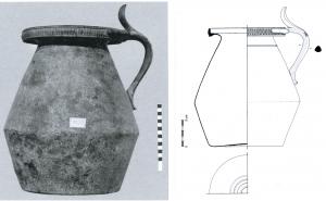 CRU-4051 - Cruche de type Tassinari B.2200bronzeCruche en tôle de bronze, panse bitronconique et épaule basse, large col terminé par une lèvre élargie et redressée vers le haut ou vers le bas selon les cas. Anse coulée à attache foliacée, poucier à charnière relié à un élément coulé, foliacé et bifide, lui-même fixé par brasure (ou riveté) sur un couvercle en tôle.