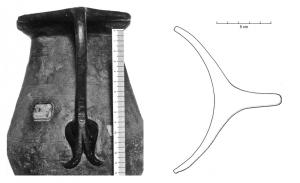 CRU-4052 - Cruche de type Tassinari B.2100bronzeCruche en tôle de bronze, panse bitronconique et épaule basse peu marquée, large col terminé par une ouverture circulaire, à lèvre élargie et redressée vers le haut. Anse coulée à attache foliacée bifide, sommet sans poucier, anse de facture très simple, non décorée en-dehors de l'attache inférieure.