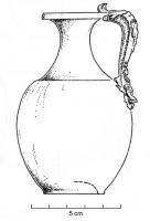CRU-4061 - Cruche à panse sinusoïdale Tassinari B1221abronzeCruche à profil sinusoïdal, l'inversion du profil étant marquée par une ligne sur l'épaule ; lèvre tubulaire ourlée; fonc épais creusé de profondes moulures concentriques sur la face externe. L'anse coulée et fixée par brasure, avec deux têtes d'oiseaux ou de béliers entourant le col, porte une succession de reliefs généralement d'inspiration religieuse (tête de Satyre, Silène, Ménade, flûte de Pan…).