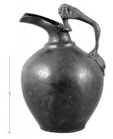 CRU-4067 - Cruche à bec de canardbronzeCruche à panse ovoïde, col étranglé marqué par un bourrait, bec à section en U, ouvert et étiré sur le côté; l'anse coulée et rapportée, fixée par brasure sur l'épaule et sur le col, a la forme d'une panthère projetée vers l'avant, la tête dominant l'embouchure; à la base, tête humaine ou mythologique.