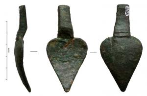 CRU-4116 - CruchebronzeCruche à panse sinusoïdale, étirée; avec un bord évasé redressé vers le haut ; le fond, qui repose sur un léger bourrelet extérieur, est marqué de fines incisions concentriques ; l'anse, massive, forme un angle droit au niveau de la lèvre et comporte une attache inférieure en forme de feuille lisse, stylisée.