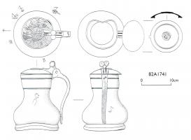 CRU-8002 - Pichet à couvercle articuléétainPichet à panse piriforme, élargie à la base; col cylindrique légèrement évasé vers le haut, embouchure circulaire; l'anse sinusoïdale se termine par une charnière articulant un couvercle circulaire, manipulé grâce à un poucier à deux globules.