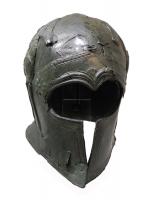 CSQ-2008 - Casque type corinthienbronzeCasque en forme de heaume, orné au repoussé d'un cheval de chaque côté du timbre et, notamment, des perles au repoussé sur la partie antérieure.