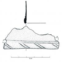 CSQ-3001 - Casque italique à bordure inciséebronzeCasque de type italique, en bronze coulé, caractérisé par un bord épaissi décoré de groupes d'incisons parallèles et obliques.