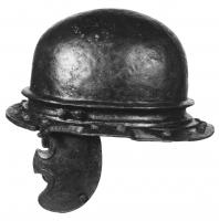 CSQ-3008 - Casque de type celtique occidentalferCasque à timbre hémisphérique, constitué d'une seule pièce martelée, et pourvu à la base d'un bourrelet et d'un bord oblique, légèrement élargi vers l'arrière pour former le couvre-nuque. Les paragnathides sont larges et échancrées pour l'œil et la bouche.