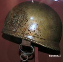 CSQ-3014 - Casque de type MannheimbronzeCasque de type italique, en bronze coulé, caractérisé par un timbre hémisphérique lisse et une bordure épaissie, ornée de groupes d'incisons parallèles et obliques. Le couvre-nuque est en léger débord ; les paragnathides ne semblent pas avoir été systématiques ; quand on les connaît, elles se réduisent à des anneaux en 8.