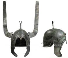 CSQ-3020 - Casque hispano-chalcidienbronzeCasque à timbre épousant sur la face le contour des arcades sourcilières, avec un nasal, et équipé d'un couvre-nuque court et légèrement concave, pour faciliter la rigidité; paragnathides triangulaires, effilées vers l'avant, articulées par une longue charnière couvrant toute la joue.