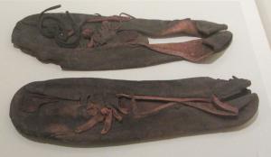 CSS-4009 - Chaussures de femmecuirChaussure basse, enveloppant toute la partie inférieure du pied mais dégageant le cou-de-pied ; fermeture à lacet.