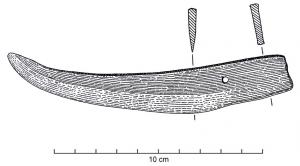 CTO-1047 - Couteau à languettebronzeTPQ : -1000 - TAQ : -750Couteau à languette perforée d'un trou de rivet, lame incurvée.