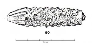 CTO-4078 - Manche perforé en forme de massueosTPQ : 40 - TAQ : 300Manche perforé à décor figuré en forme de pomme de pin ou de massue et à l'extrémité proximale en forme de cône présentant des gorges larges en moulures arrondies. Le diamètre décroît progressivement en direction de la partie utile se terminant par un mamelon entouré d'une gorge. Une tige en fer sort de l'extrémité utile, droite et polie. 