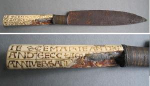 CTO-6017 - Couteau d'investitureferTPQ : 1075 - TAQ : 1125Couteau à soie, le dos droit s'incurve légèrement à la pointe ; manche en ivoire (inscription).