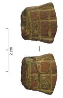CTO-8001 - Couteau à mitre quadrilléefer, bronzeTPQ : 1450 - TAQ : 1550Couteau en fer, l'extrémité de la soie est protégée par une 