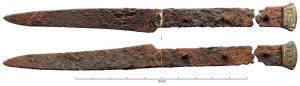 CTO-8002 - Couteau à mitre datéefer, bronzeTPQ : 1521 - TAQ : 1539Couteau en fer, l'extrémité de la soie est protégée par une 