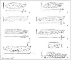 CTO-9057 - Couteau pliant à un clou et lentilleferTPQ : 1600 - TAQ : 1900Lame en feuille de sauge ou à dos convexe et tranchant droit, fonctionnant généralement avec un manche en bois, ce dernier étant fixé à la lame par un clou. Une lentille ou butée sert d'arrêt et renforce l'alignement de la lame par rapport au manche. Des marques de fabricant sont généralement appliquées sur la lame.