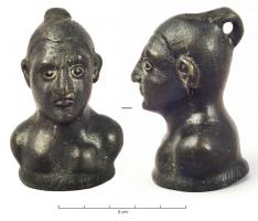 CUB-4114 - Curseur de balance : Egyptien ou type ethniquebronzeTPQ : 1 - TAQ : 250Curseur de balance en forme d'homme généralement torse nu, de type ethnique affirmé. Certains de ces bustes figurent clairement un égyptien ou un oriental (profil sémitique, crâne rasé ou avec une natte attachée à l'arrière); d'autres semblent suivre un thème hellénistique (scène de genre).