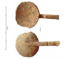 CUI-4008 - CochlearosTPQ : 1 - TAQ : 150Cochlear à cuilleron circulaire, peu profond, prolongé par un manche qui rejoint le centre du cuilleron sur sa face inférieure ; décrochement du manche au départ, et section plate (à l'imitation des exemplaires en bronze), puis ronde, terminaison moulurée avec élément ajouré et pomme de pin. La partie quadrangulaire du manche peut parfois être évidée pour laisser une bille d'os en suspension entre les 4 montants réservés.